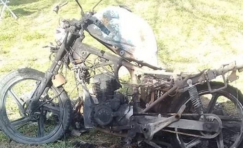 Le prendieron fuego la moto que usa para su merendero Imagen de la nota: Le prendieron fuego la moto que usa para su merendero
