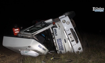 Un camionero olavarriense volcó y sufrió heridas Imagen de la nota: Un camionero olavarriense volcó y sufrió heridas