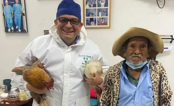 Imagen de la nota: Bolivia: lo operó gratis y le agradeció con dos gallinas