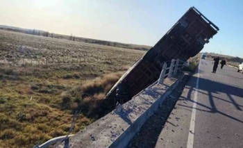 Un acoplado quedó colgado en uno de los siete puentes  Imagen de la nota: Un acoplado quedó colgado en uno de los siete puentes