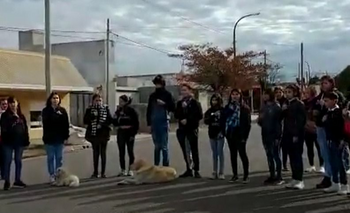Estudiantes interpretaron el Himno en lengua de señas Imagen de la nota: Estudiantes interpretaron el Himno en lengua de señas