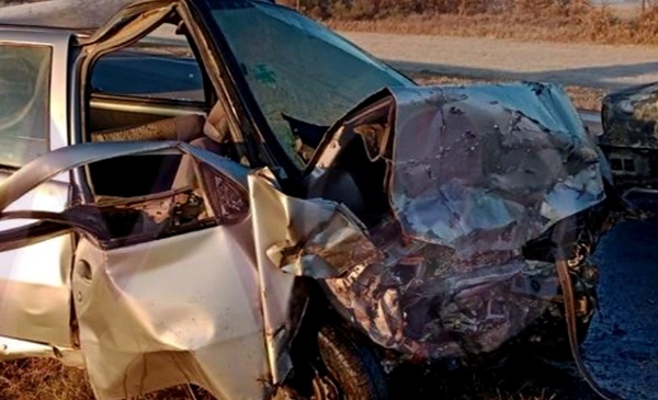 Cinco muertos tras un violento choque frontal entre dos autos en la ...