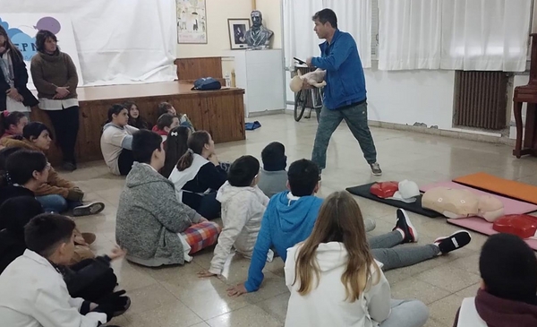 85 estudiantes de la Escuela Primaria Nº1 fueron capacitados en RCP y ...
