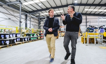 Imagen de la nota: Wesner recorrió la fábrica G&L Envases que firmó su escritura