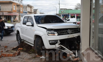 Imagen de la nota: Choque en microcentro: una Amarok se estrelló contra una inmobiliaria