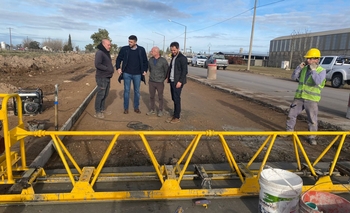 Imagen de la nota: Avanza la obra de construcción de la doble vía en avenida Eva Perón y accesos a Parques Industriales