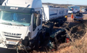 Imagen de la nota: Tres muertos por el choque entre un camión y un remis en el norte de Córdoba