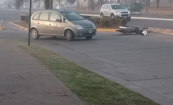 Imagen de la nota: Una motociclista terminó con heridas de consideración tras chocar en la Avenida Del Valle