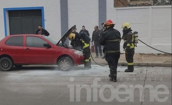Imagen de la nota: Un automóvil se prendió fuego y los bomberos tuvieron que apagarlo