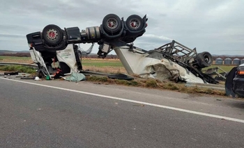 Imagen de la nota: Ruta N°51: Un camión cargado de cemento despistó y volcó en Pringles
