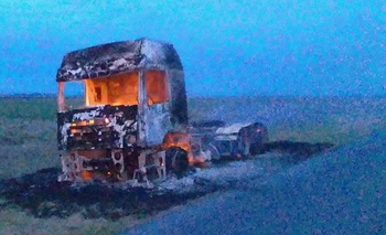 Imagen de la nota: Se incendió un camión sobre la Ruta Nº 51 y sufrió pérdidas totales