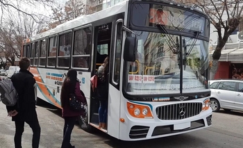Imagen de la nota: El transporte público durante la disputa del partido entre Argentina e Inglaterra