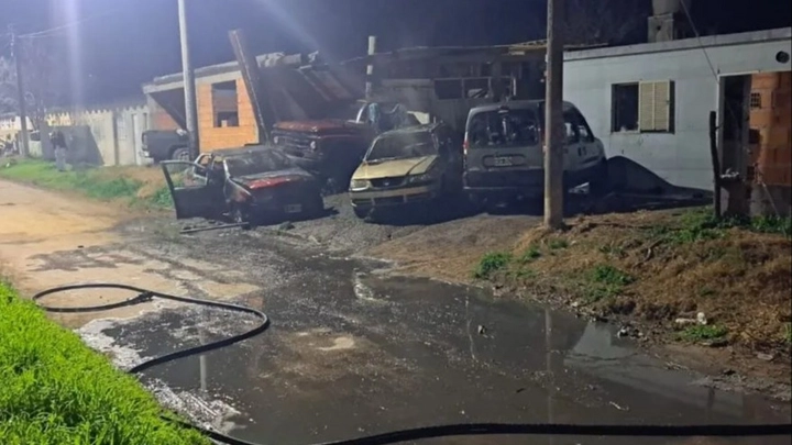 Incendiaron en Bolívar autos de un presunto abusador