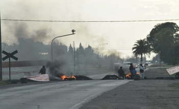 Imagen de la nota: Vecinos de Villa Magdalena mantienen el corte de calle