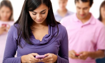 Imagen de la nota: Los argentinos miran el celular cada 7 minutos