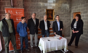 Imagen de la nota: Se firmaron convenios para los barrios Bancarios III y Educadores