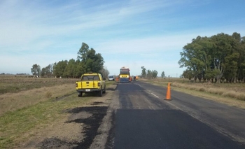 Imagen de la nota: Realizan trabajos de rehabilitación de calzada en la Ruta 51