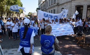 Imagen de la nota: Con amenaza de paro, docentes buscan nueva paritaria