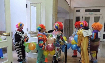 Imagen de la nota: La carpa Día 17 : payasos en los Palacios Municipales 