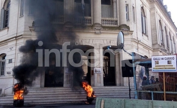 Imagen de la nota: Municipales quemaron gomas frente al Palacio San Martín 