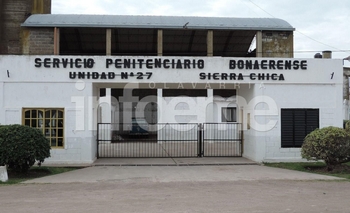 Imagen de la nota: Un interno saltó el alambrado y se escapó en un auto