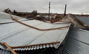 Imagen de la nota: Se voló el techo de un local por los intensos vientos