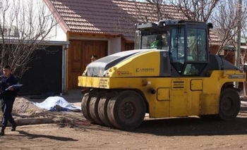 Imagen de la nota: Cruzó la calle con auriculares y murió atropellada por aplanadora