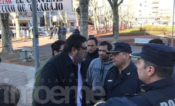 Imagen de la nota: Presencia policial y tensión en cercanías de la carpa