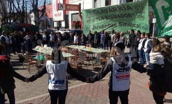 Imagen de la nota: Abrazo simbólico de Suteba al acampe de Municipales