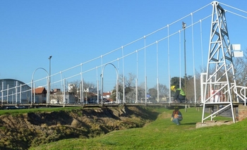 Imagen de la nota: Trabajos de mantenimiento en puentes colgantes