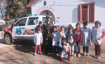 El CPR regaló juguetes y golosinas a chicos de una  escuela rural  Imagen de la nota: El CPR regaló juguetes y golosinas a chicos de una  escuela rural