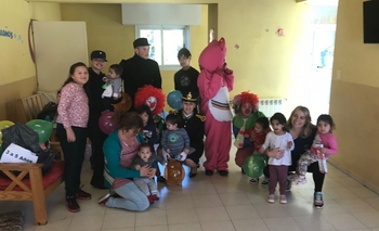 Día del niño: Estudiantes de Policía entregaron juguetes Imagen de la nota: Día del niño: Estudiantes de Policía entregaron juguetes