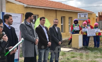 Imagen de la nota: Los “payasos de Galli” en una entrega de viviendas