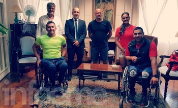 Díaz Aspiroz de visita a la Embajada con el equipo nacional Imagen de la nota: Díaz Aspiroz de visita a la Embajada con el equipo nacional