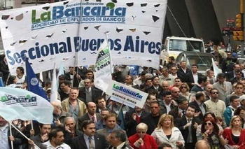 Imagen de la nota: Bancarios lograron paritaria anual del 50%