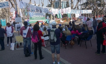 Imagen de la nota: Continúa el paro y acampe docente con actividades