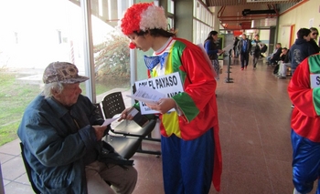 Imagen de la nota: Los “payasos” volantearon en el Hospital