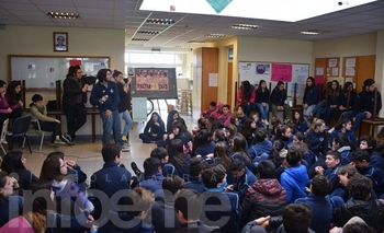 Imagen de la nota: Los estudiantes de ENAPE realizaron una asamblea