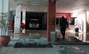 Imagen de la nota: Se llevaron dos camionetas rompiendo las vidrieras