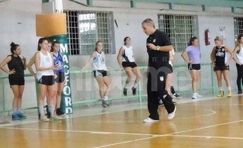 Papelón: de dar charlas en el interior a confundirse la camiseta Imagen de la nota: Papelón: de dar charlas en el interior a confundirse la camiseta