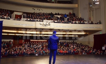 Imagen de la nota: A sala colmada, se desarrolla la charla #ManejateSeguro
