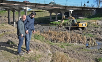 Imagen de la nota: Realizan la rectificación del cauce en el Arroyo Tapalqué