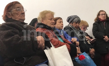 Imagen de la nota: Primera entrega de tablets para adultos mayores