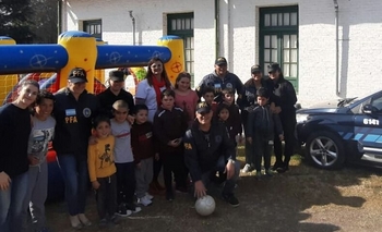 Imagen de la nota: La policía Federal festejó el Día del Niño en la Escuela N° 25