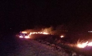 Imagen de la nota: Se incendió un auto en un camino rural 