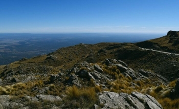 Imagen de la nota: Pararon a ver el paisaje y el auto casi cae a un precipicio