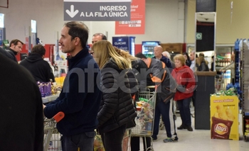 Largas filas en el primer “súper miércoles” de agosto Imagen de la nota: Largas filas en el primer “súper miércoles” de agosto