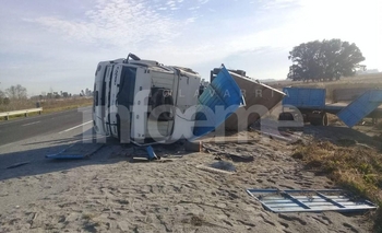 Camionero hinojense volcó en la Ruta provincial 51 Imagen de la nota: Camionero hinojense volcó en la Ruta provincial 51