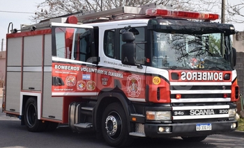 Imagen de la nota: Bomberos trabajó en el incendio de una camioneta