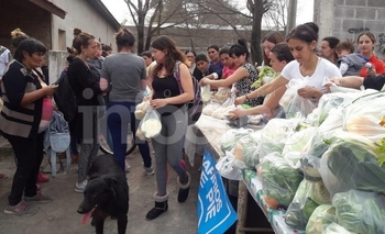 Verdurazo: Entregaron más de 400 kilos de alimentos Imagen de la nota: Verdurazo: Entregaron más de 400 kilos de alimentos
